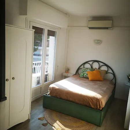 Air-conditioned 150 M From Апартаменты Сен-Рафаэль